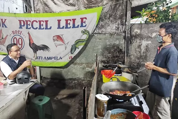 Anies Baswedan Makan Pecel Lele