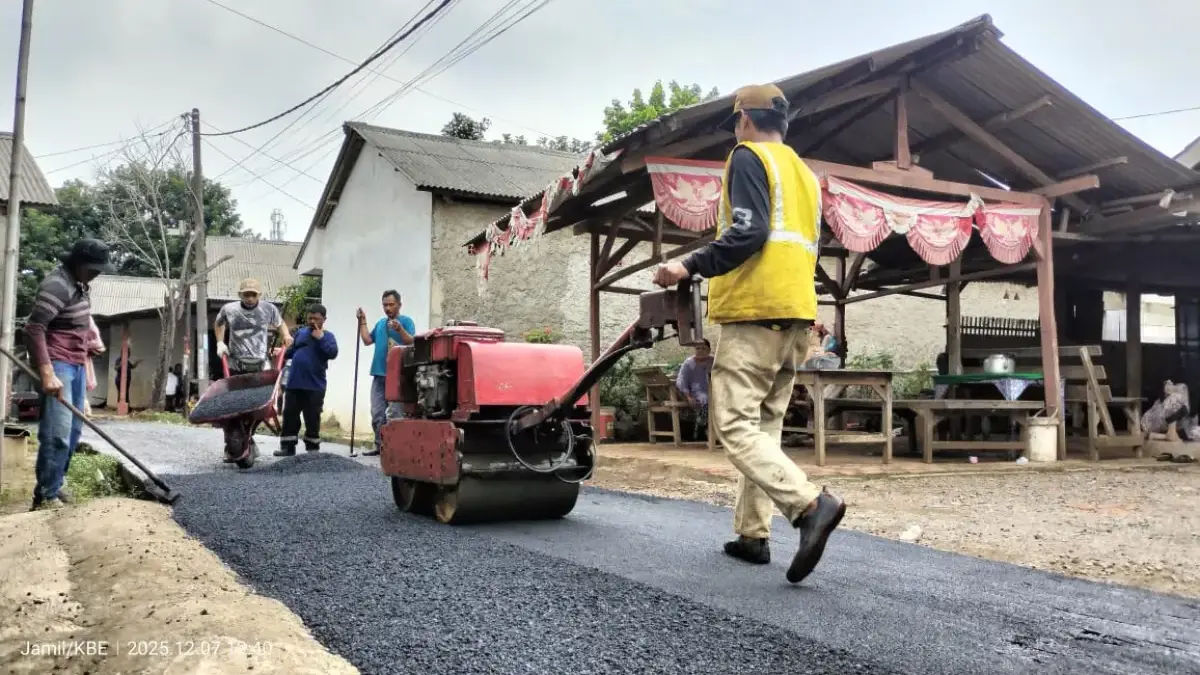 Pemdes Serang Cikarang Selatan Realisasikan Pengaspalan Jaling Pemdes Serang Cikarang Selatan Realisasikan Pengaspalan Jaling