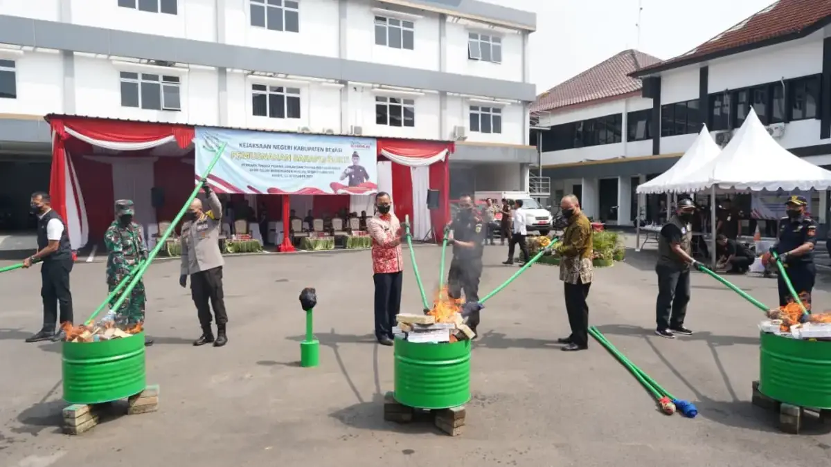 2.5 Juta Batang Rokok Ilegal dan Narkoba Dibakar di Halaman Kejari Kabupaten Bekasi Dimusnahkan