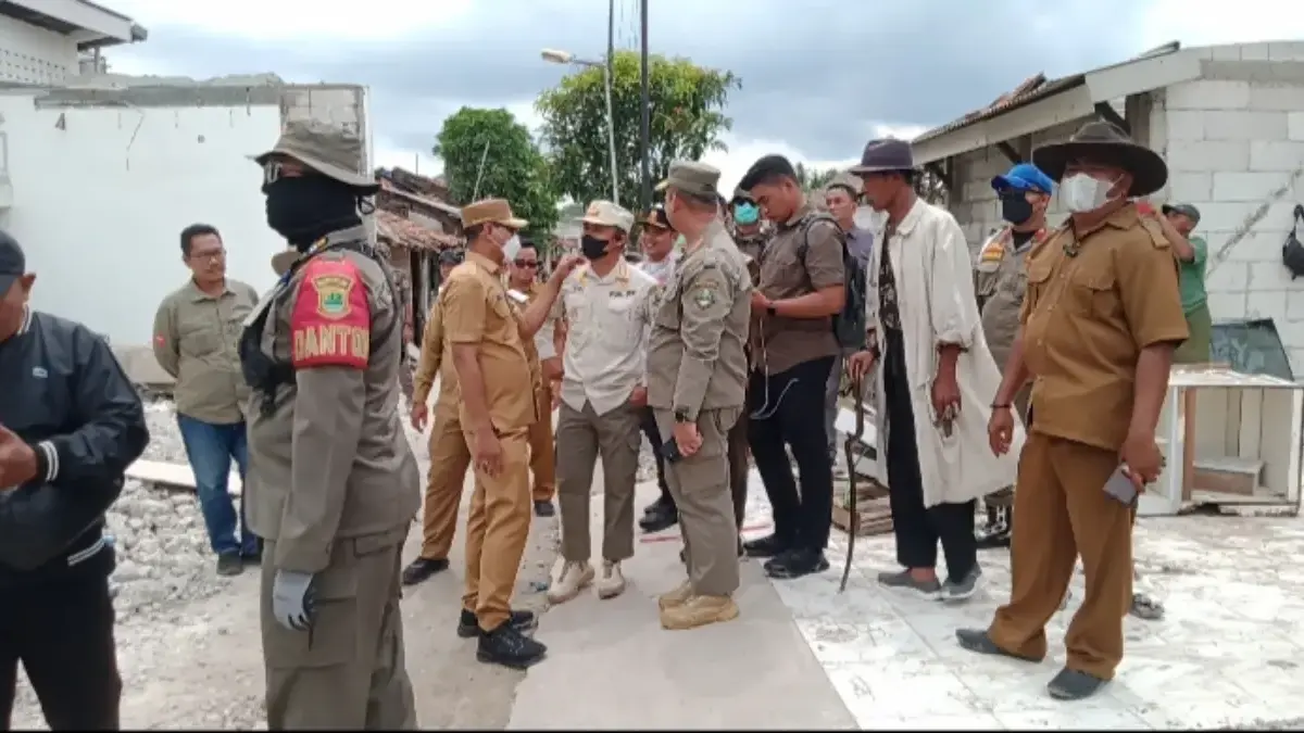 KABAR BAIK! 376 Bangunan Liar di SS Pasirpanggang Karawang Diratakan, Pemprov Jabar Siapkan Kompensasi Warga Sekda Karawang Asep Aang Saat Penertiban Bangunan Liar di SS Pasirpanggang Karawang