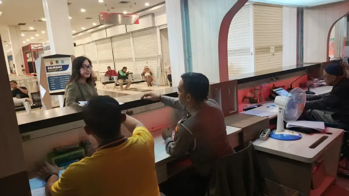 Polantas Menyapa Menyasar Area Pelayanan Publik di Technomart Mall Karawang Polantas Menyapa