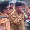 Forum Perjuangan Perangkat Desa (FPPD) Kabupaten Bekasi saat melakukan aksi di Pemda