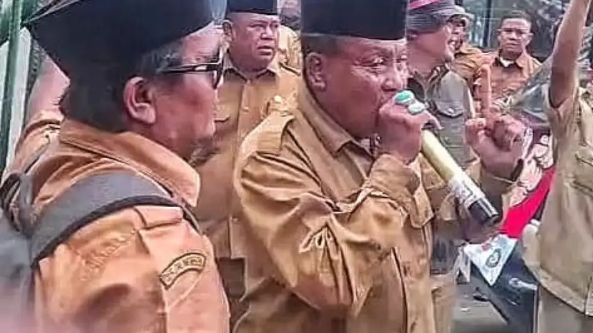 Nasib Ribuan Perangkat Desa di Bekasi Terkatung-Katung Forum Perjuangan Perangkat Desa (FPPD) Kabupaten Bekasi saat melakukan aksi di Pemda