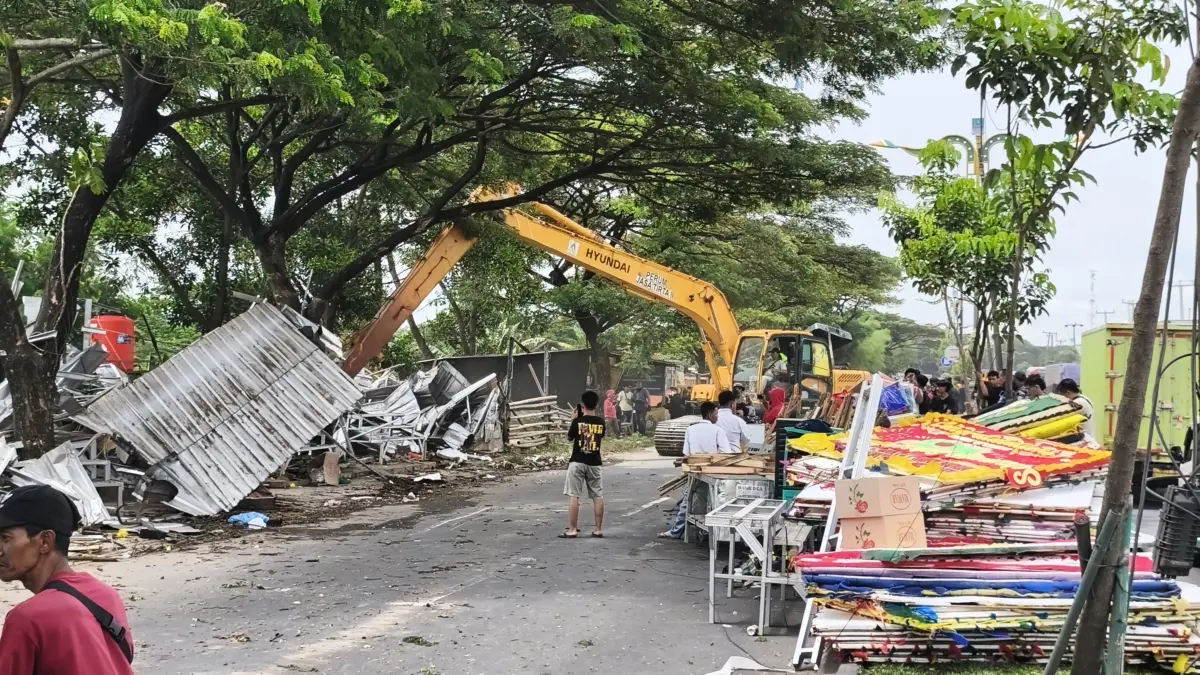 Warung Remang-remang di Kalimalang Dibongkar, Warga: Kenapa Malah Kami, yang Lain Nggak. Ada apa ini? Pembongkaran bangunan liar di Cikarang.