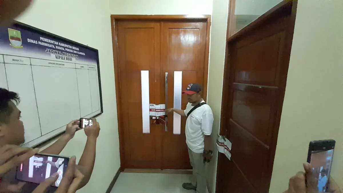 Selain Ruangan Bupati Bekasi KPK Juga Segel Kantor Disbudpora Segel kpk