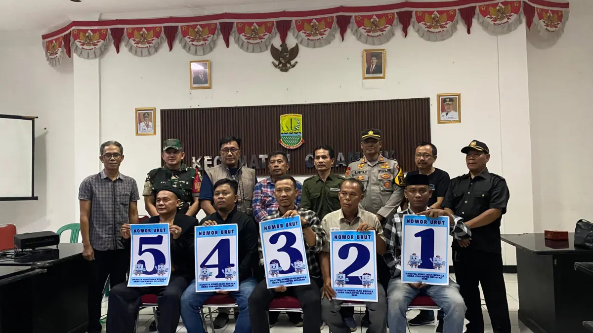 Calon Kepala Desa di Desa Cikampek Selatan bersama Pejabat DPMD Karawang dan Panitia 11