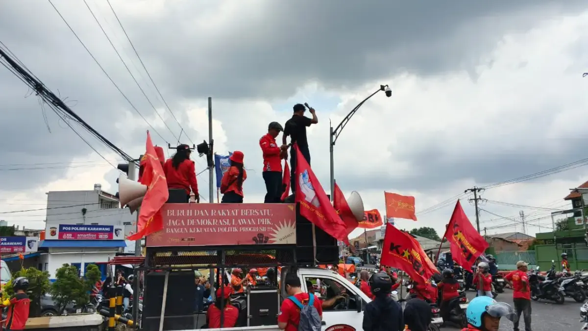 Buruh Karawang Kawal Perundingan Dewan Pengupahan, Desak Kenaikan Upah 10 Persen Konfederasi Aliansi Serikat Buruh Indonesia (KASBI) bersama Aliansi Buruh Pangkal Perjuangan Unjuk Rasa