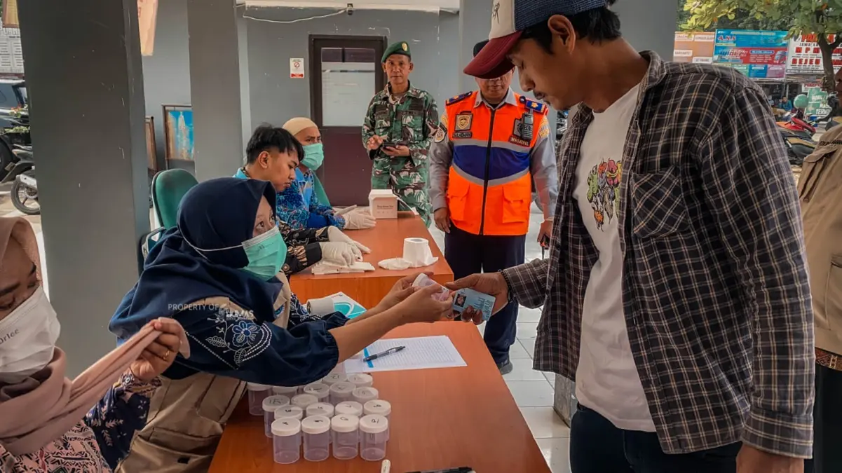 BNN Karawang tes urine dan kesehatan sebanyak 25 kru bus di Terminal Klari
