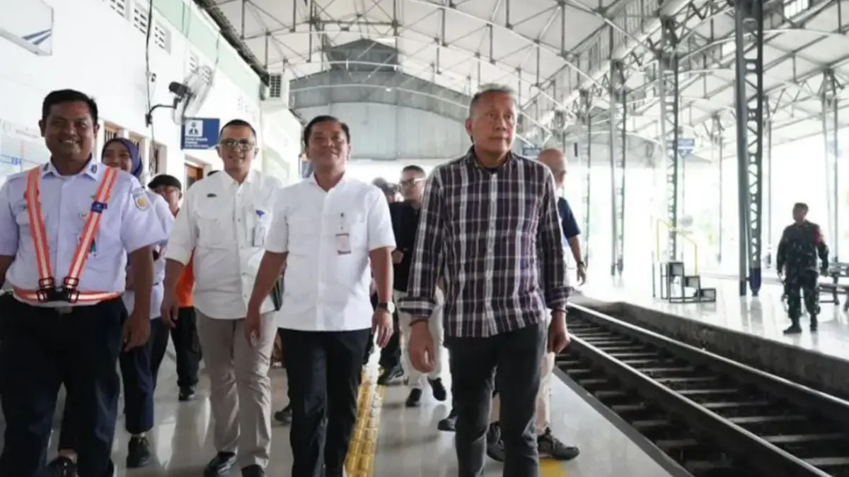 Bupati Karawang Aep Syaepuloh dan Wakil Ketua DPR RI Saan Mustopa saat mengunjungi Stasiun Cikampek
