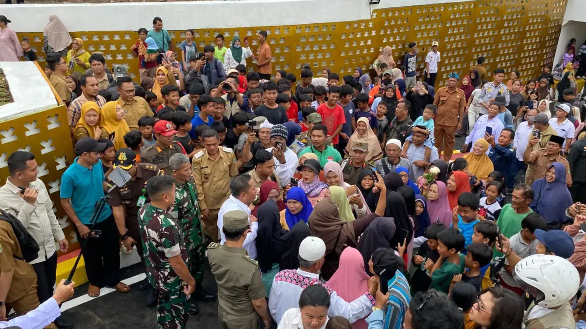 Bupati Aep dapat sambutan meriah dari warga saat meresmikan Underpass Gorowong