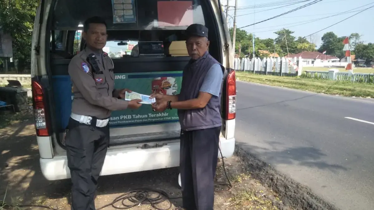 Program Polantas Polres Karawang Menyapa melalui Samsat Keliling (Samling) di Kecamatan Telagasari
