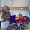 Onah menemani anaknya yang sedang rawat inap