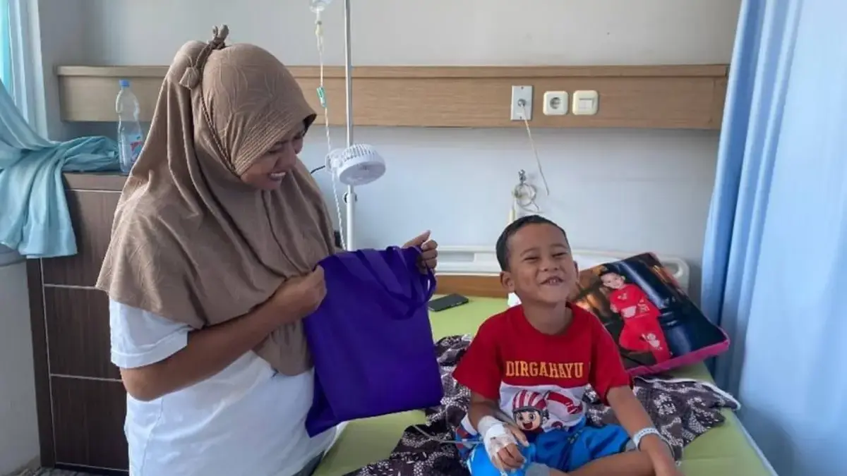 Onah menemani anaknya yang sedang rawat inap