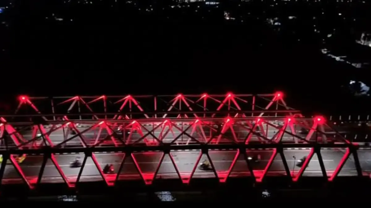 Penampakan Jembatan Alun-Alun Karawang Malam Ini dengan Lampu RGB Warna Warni Penampakan Jembatan Alun-Alun Karawang