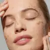Perbedaan Peeling Gel dan Scrub Wajah