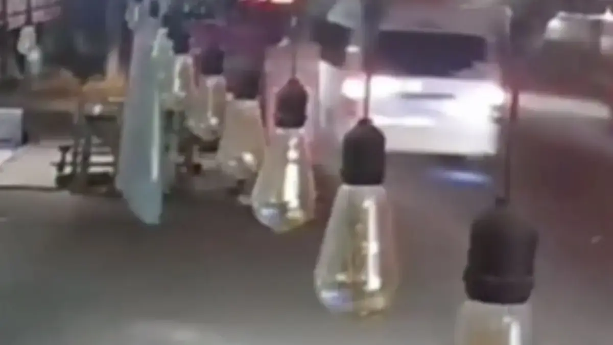 Berhenti Beli Mie Ayam, Pemotor di Bekasi Tewas Ditabrak Micro Bus Pemotor Tewas.