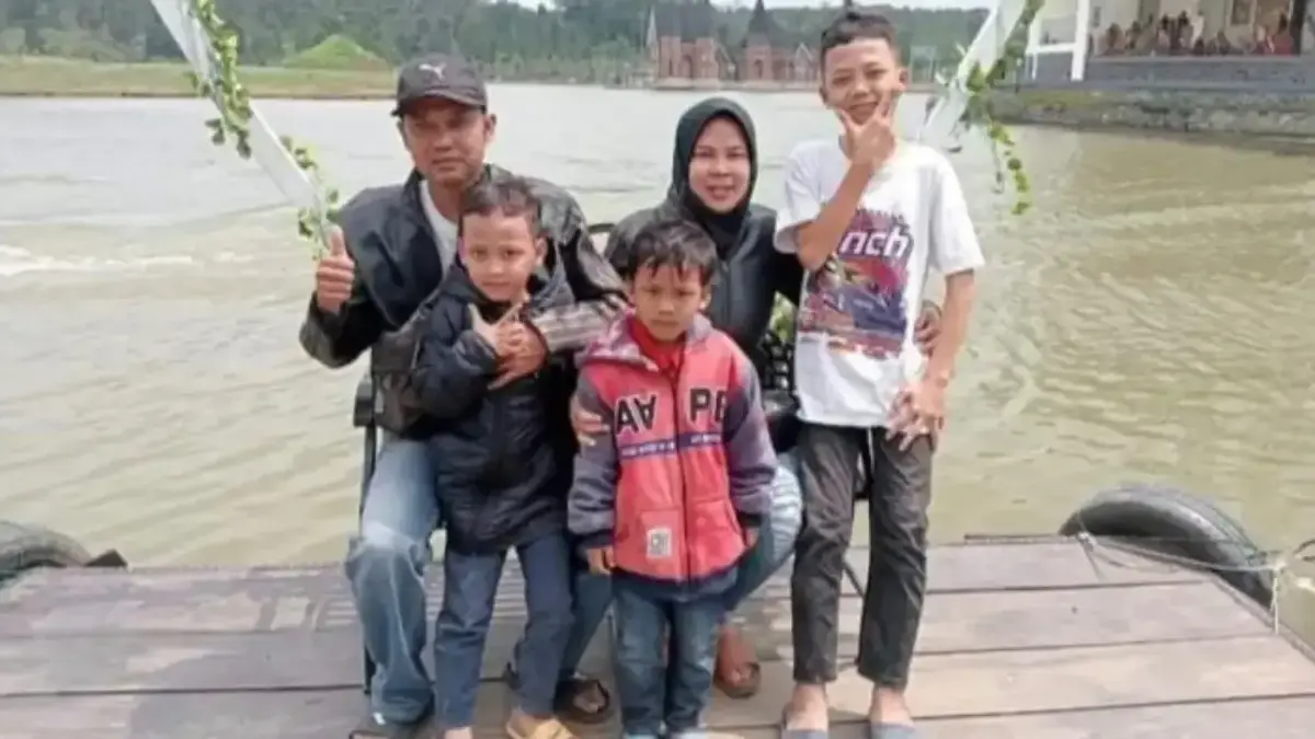 Viral Dimedsos! Tiga Anak Ini Diberi Nama Persib oleh Ayahnya.