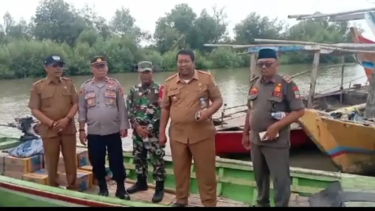 Kampung Dobolan Terisolir, Camat Cibuaya Bersusah Payah Jalankan Perintah Bupati Kirim Logistik Lewat Sungai Camat Cilebar