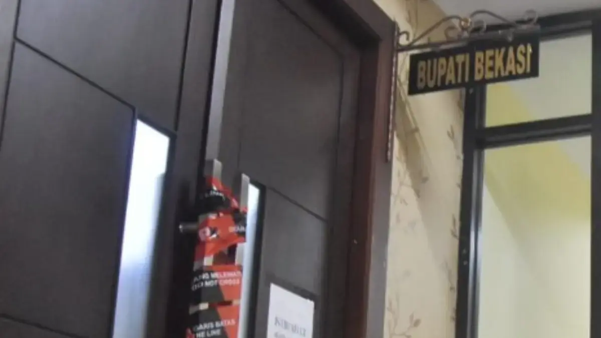 KPK Segel Kantor Pemkab Bekasi, Keberadaan Bupati Ade Kunang Belum Diketahui Segel KPK