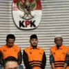 Bupati Ade Kuswara dan Ayahnya HMK Ditahan KPK.