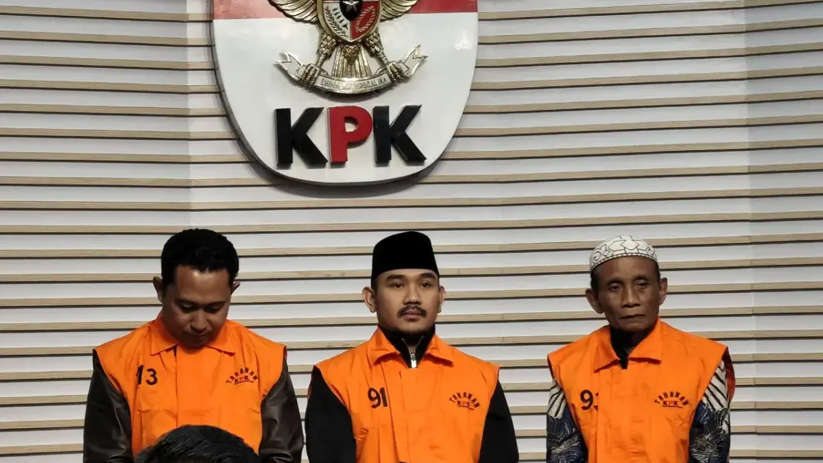 Jadi Tersangka Korupsi Suap Izin Proyek Rp 14,2 M, Bupati Ade Kuswara dan Ayahnya HMK Ditahan KPK Bupati Ade Kuswara dan Ayahnya HMK Ditahan KPK.