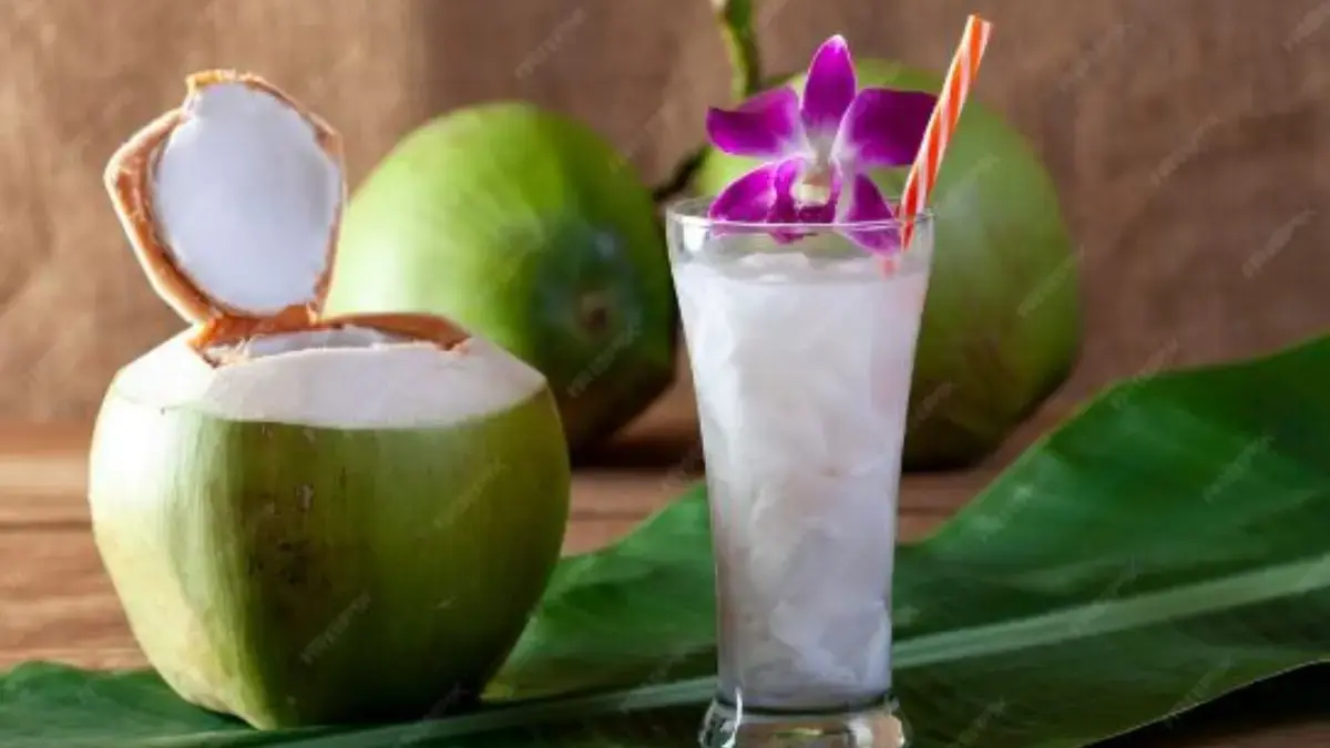 Enam Minuman yang Dapat Membantu Kamu Supaya Tetap Terhidrasi dengan Optimal Kelapa muda