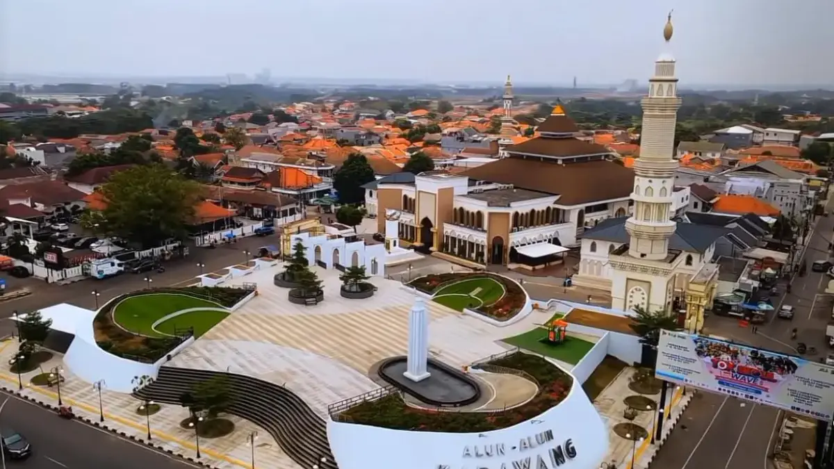 Alun-alun Karawang bisa jadi pilihan untuk bersantai menyambut tahun baru 2026