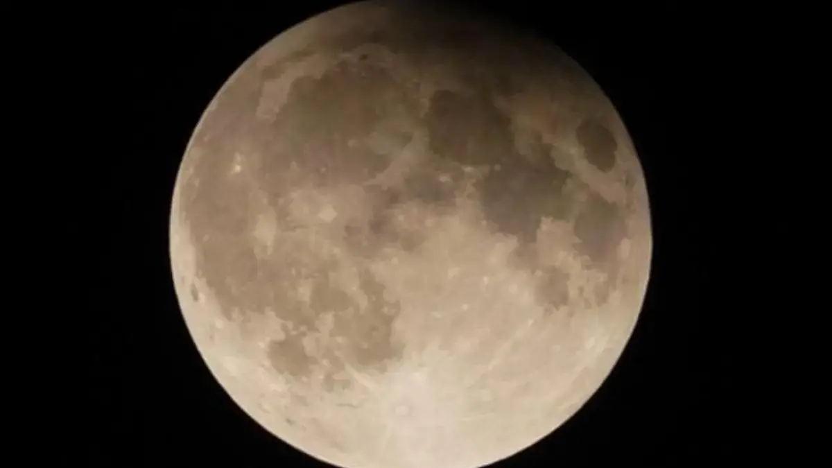 Cold Supermoon 4 Desember 2025 yang tampak lebih besar dan terang di langit malam.