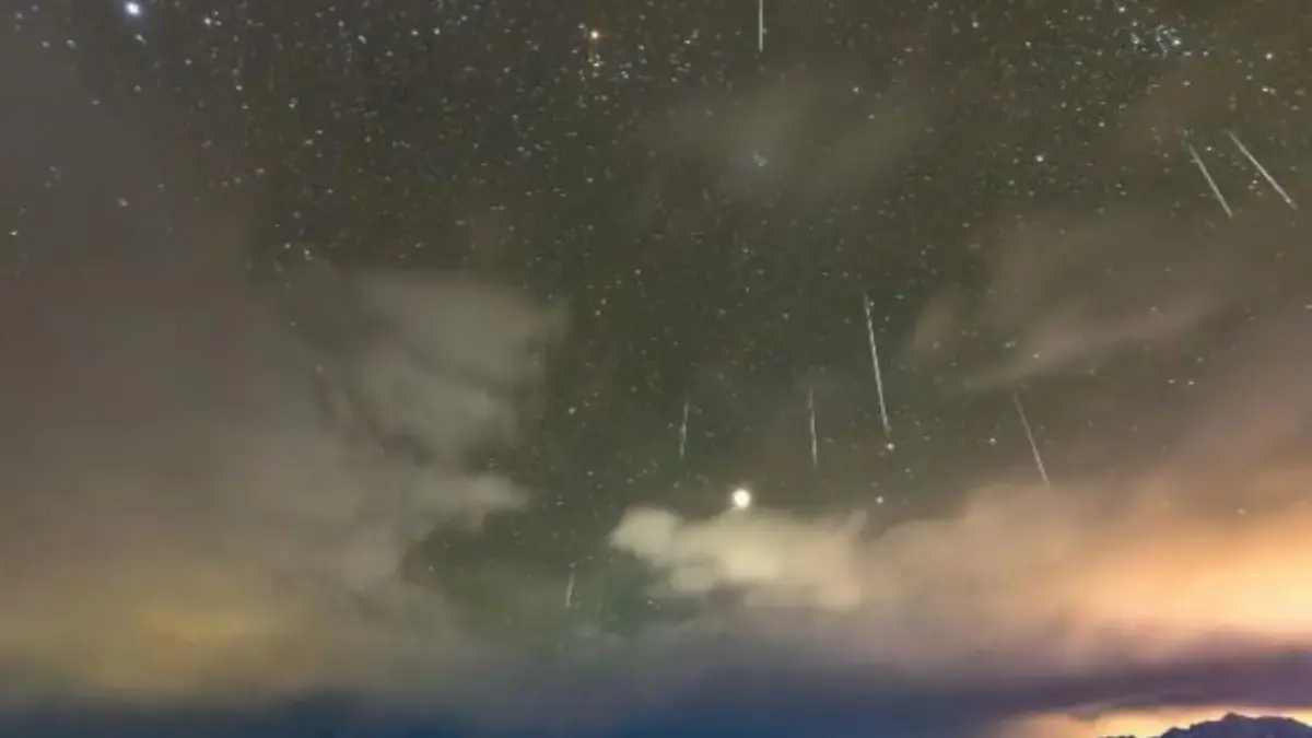 Fenomena Langit Spektakuler! Hujan Meteor Geminid Siap Hiasi Langit Nusantara, Catat Waktu dan Tanggalnya Foto langit malam dengan cahaya meteor Geminid dari arah rasi Gemini
