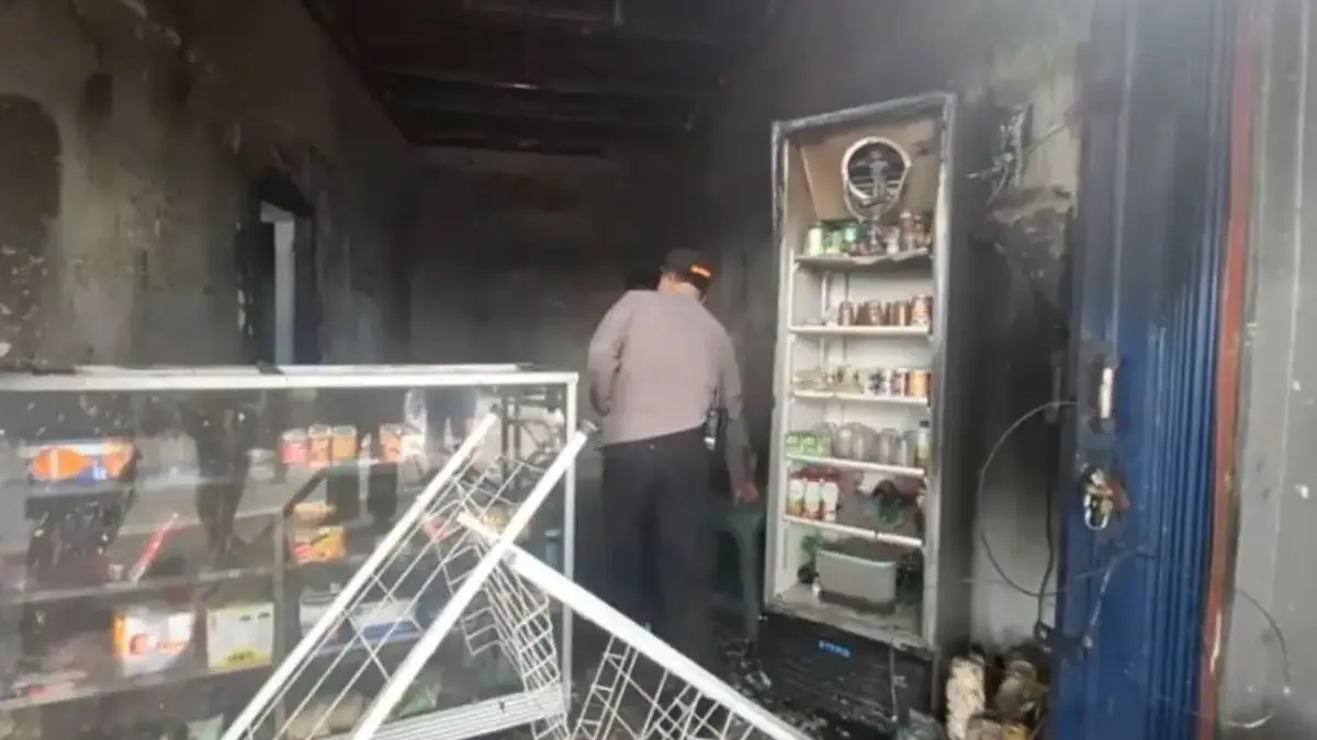 Detik-detik Kebakaran Hebat Melanda Warung Klontong di Cikarang Timur, 2 Alami Luka Bakar, 1 Orang Tewas Kebakaran Hebat Melanda Warung Klontong di Cikarang Timur.