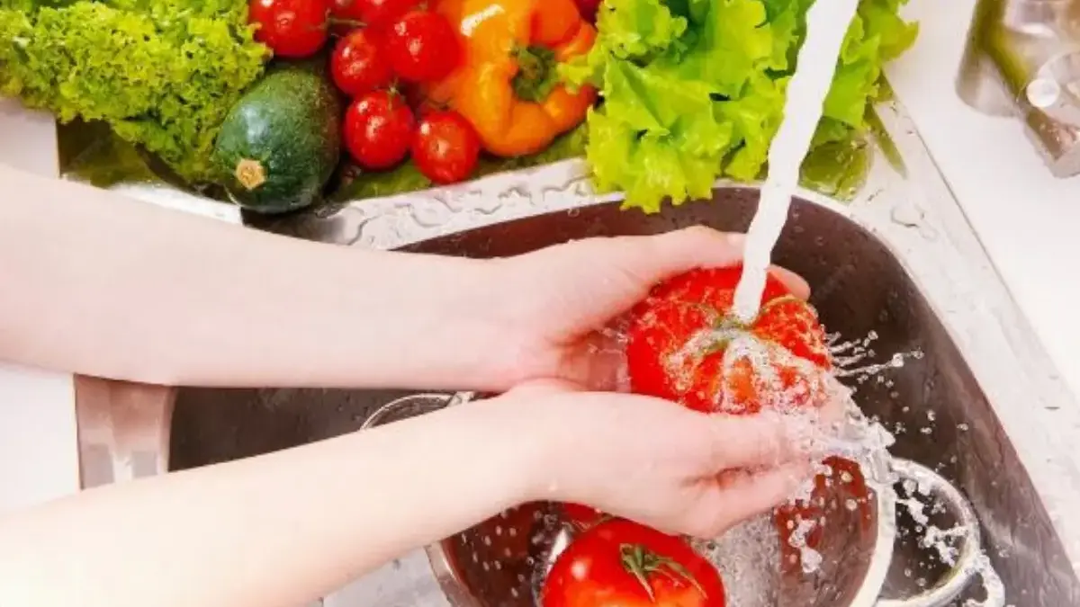 Mencuci Sayur dan Buah yang Benar.
