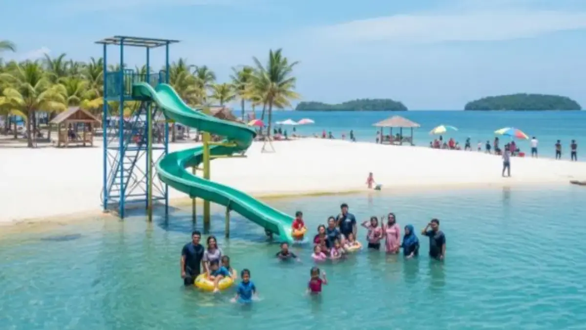 Pantai Mutun Lampung.