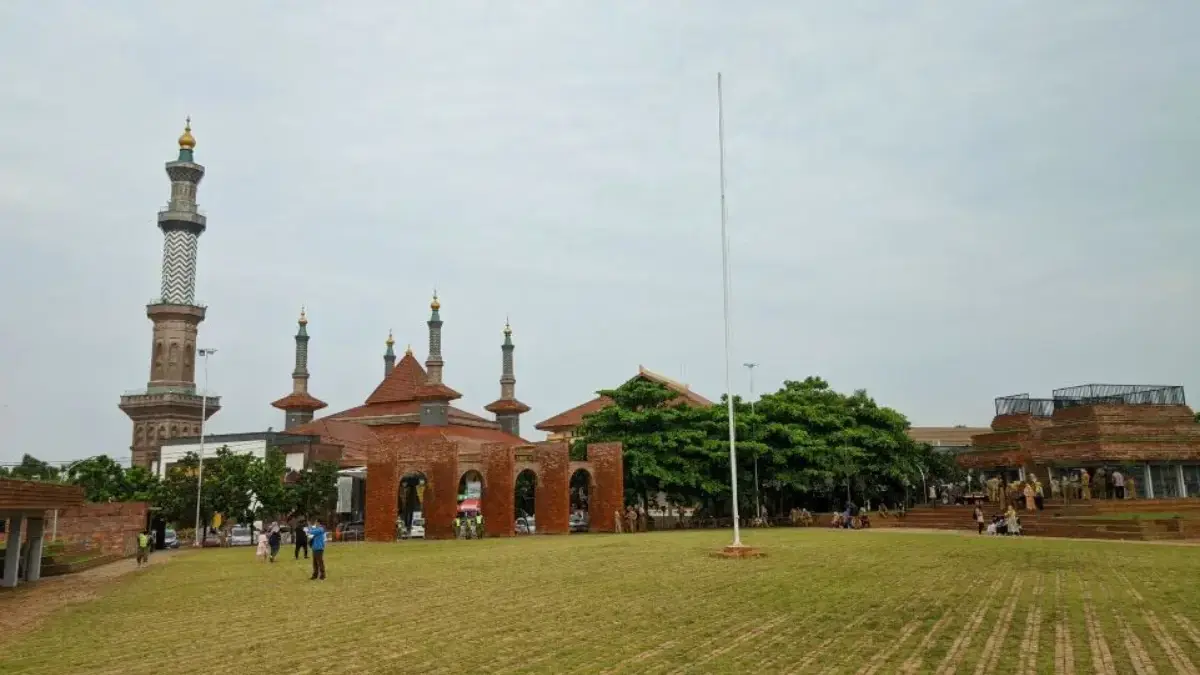 Pengen Liburan Hemat? Coba 10 Rekomendasi Tempat Wisata Gratis di Cirebon Ini, Dompet Aman tapi Tetap Happy! Alun-alun Kejaksan Cirebon.