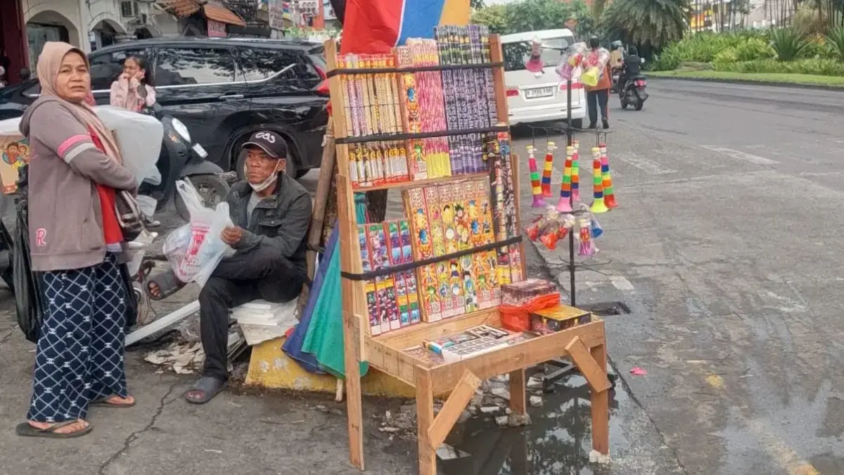 Pedagang Musiman Kembang Api Ujang di Cikarang