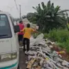 Dua Pria Kepergok Buang Sampah di Pinggir Jalan Pantura Bekasi