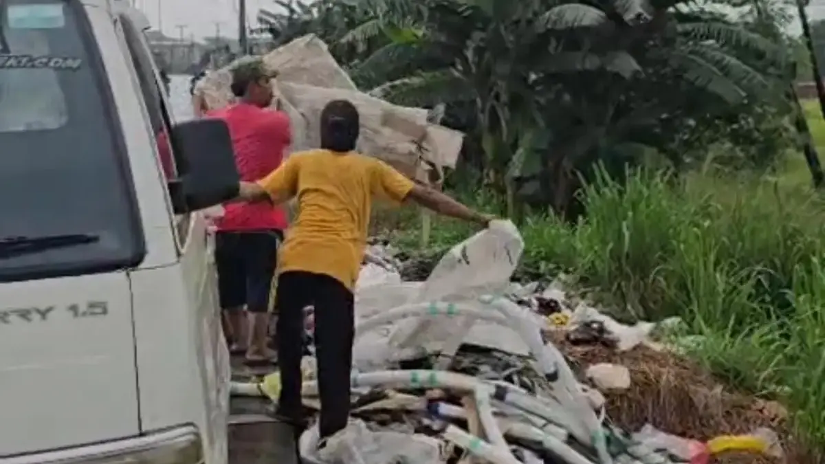 Dua Pria Kepergok Buang Sampah di Pinggir Jalan Pantura Bekasi