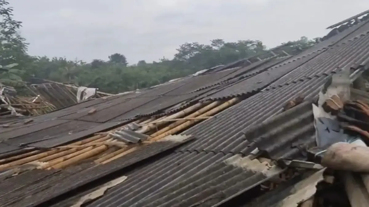 Bangunan Lio Ambruk di Kampung Menteng Tegalwaru Karawang Akibat Angin Puting Beliung