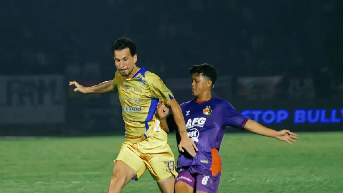 Persib Bandung Gagal ke Puncak Klasemen Usai Seri Dengan Persik, Ironi Sadil : Cetak Gol dan Kartu Merah Gelandang Persib Bandung Thom Haye berdua dengan bek Persik Kediri