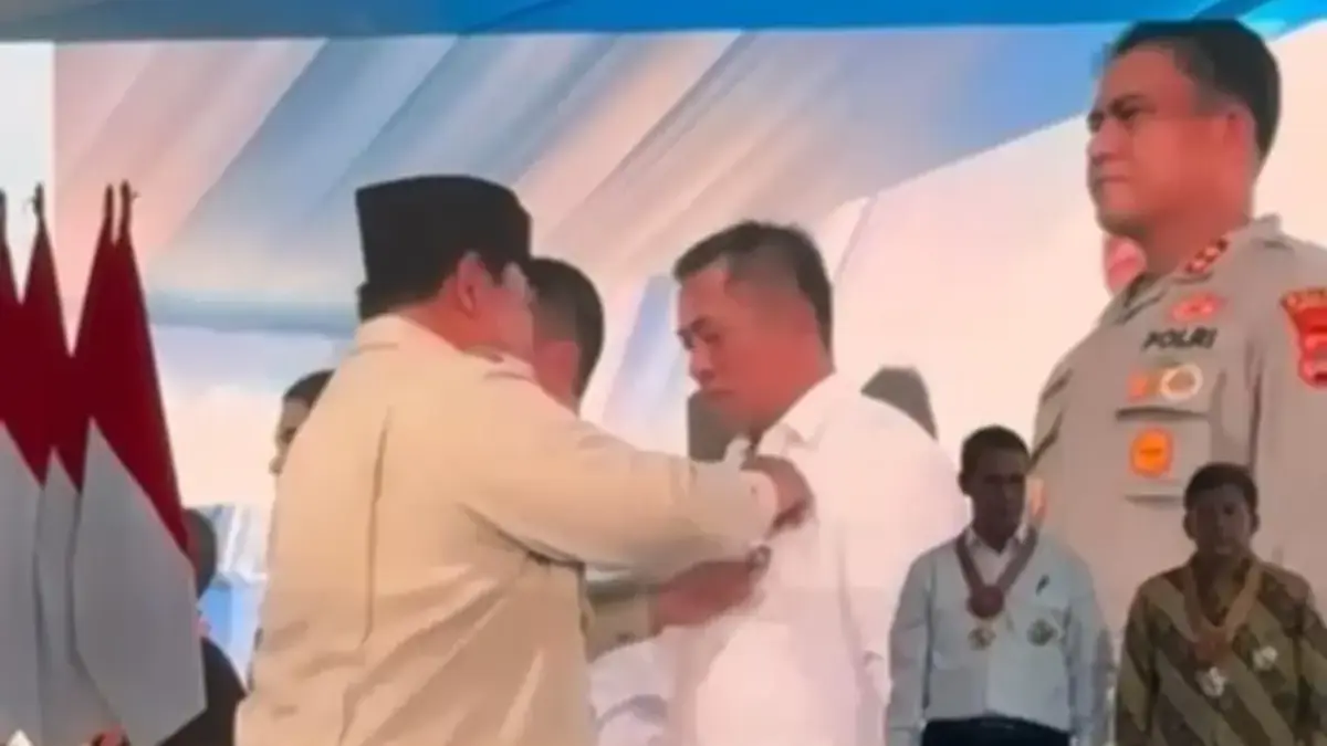 Bupati Karawang H. Aep Syaepuloh, S.E. menerima tanda kehormatan Satya Lencana Wira Karya dari Presiden Republ