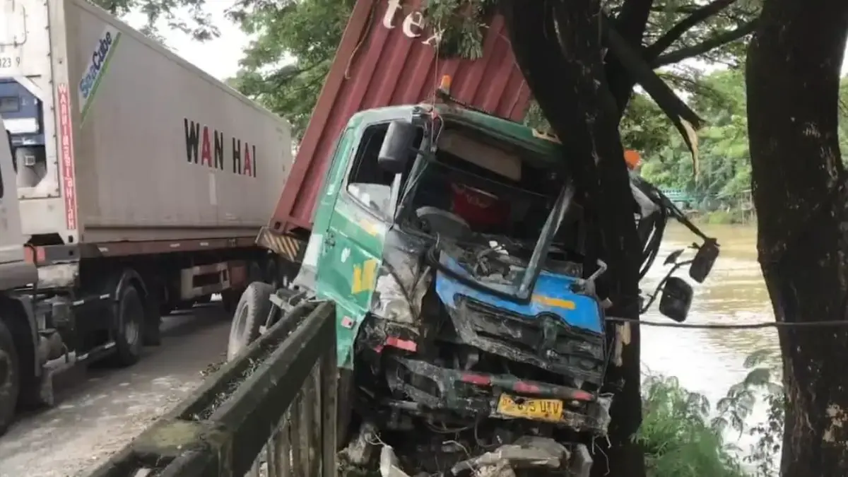 Truk Kontainer Terperosok di Inspeksi Kalimalang, Sopir Ngantuk Kecelakaan di Kalimalang