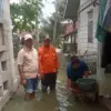 Ferry Muharam saat meninjau lokasi banjir di Karawang.