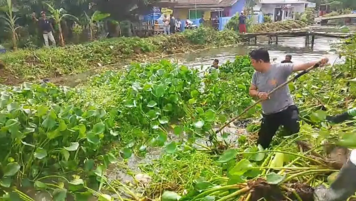 Polres Karawang Gotong Royong Bersihkan Saluran Irigasi