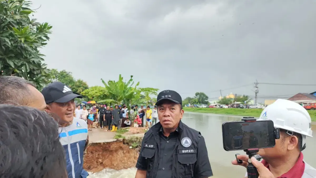 Bupati Karawang Aep Langsung Tinjau Lokasi Tanggul Kalimalang ‎