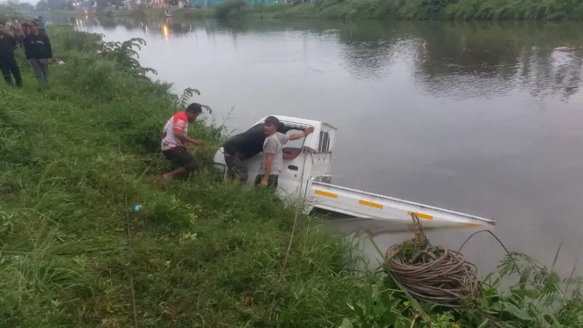 Pikap Terjun ke Saluran Irigasi Jembatan Belendung