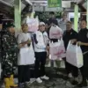 H. Oma berbagi dengan warga yang terdampak banjir