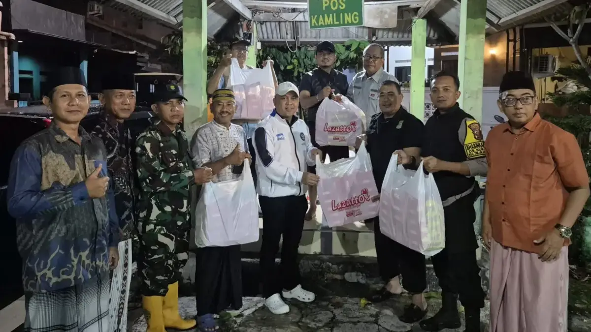 H. Oma berbagi dengan warga yang terdampak banjir