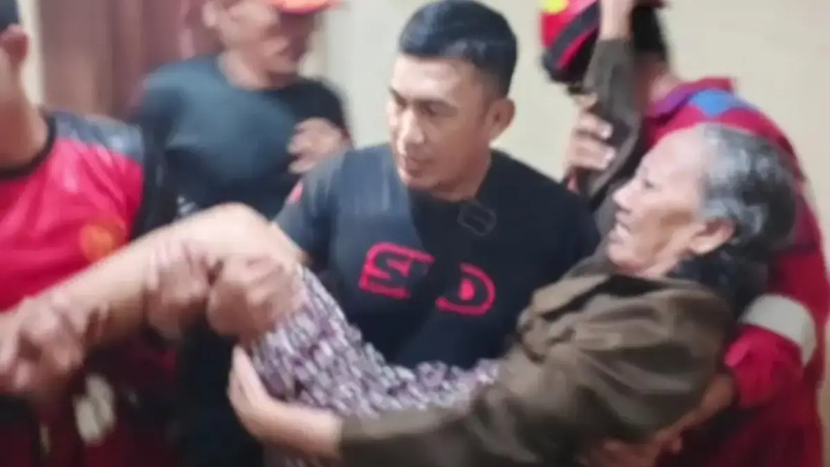 Detik-detik Warga Gotong Royong Evakuasi Lansia Stroke Saat Banjir Rendam Grand Cikarang City