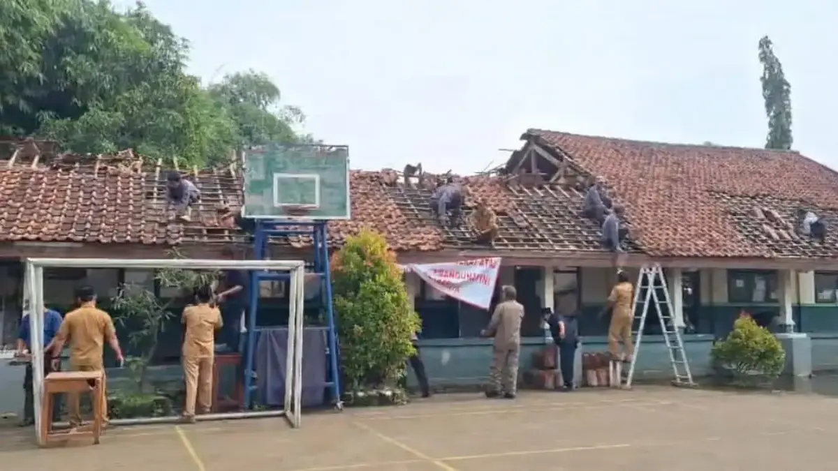 Pemdes Ciantra Gotong Royong Bersihkan Reruntuhan Bangunan SMPN 3 Cikarang Selatan