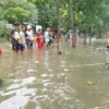 Perumahan Puri Nirwana Residence Banjir, Warga Bertahan dengan Memancing Ikan