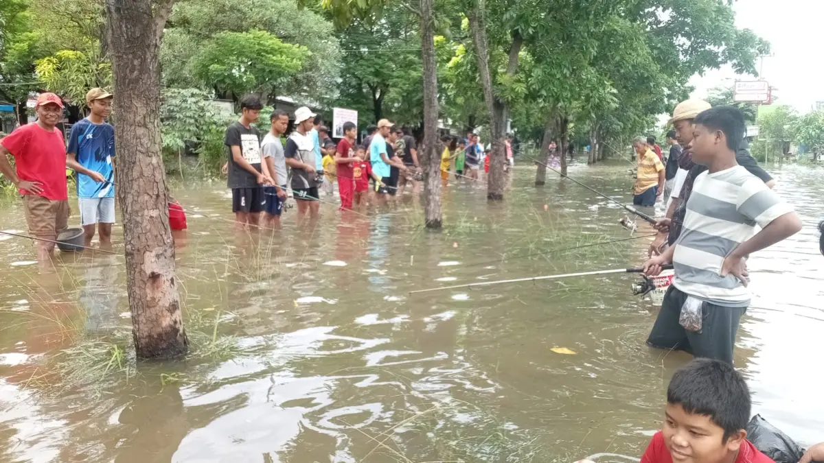 Perumahan Puri Nirwana Residence Banjir, Warga Bertahan dengan Memancing Ikan
